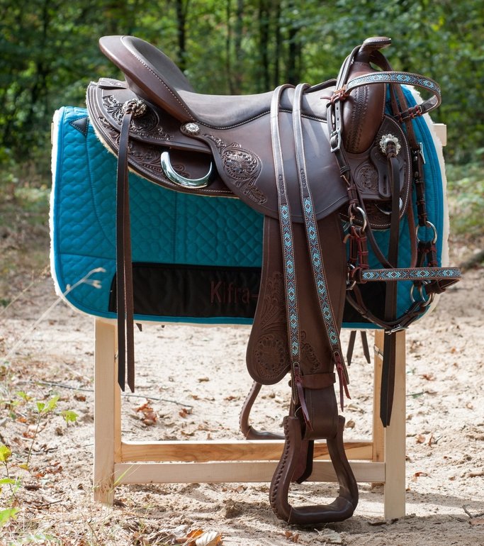 Western saddle accessories